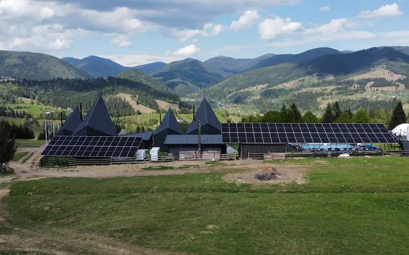 Сонячна електростанція 30 кВт біля SkyPod Eco Mountain Resort у Карпатах